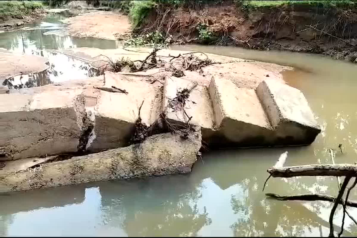 24 लाख रुपए की राशि से निर्मित स्टॉप डैम निर्माण के चार महीने बाद ही भ्रष्टाचार का भेंट चढ़ा 