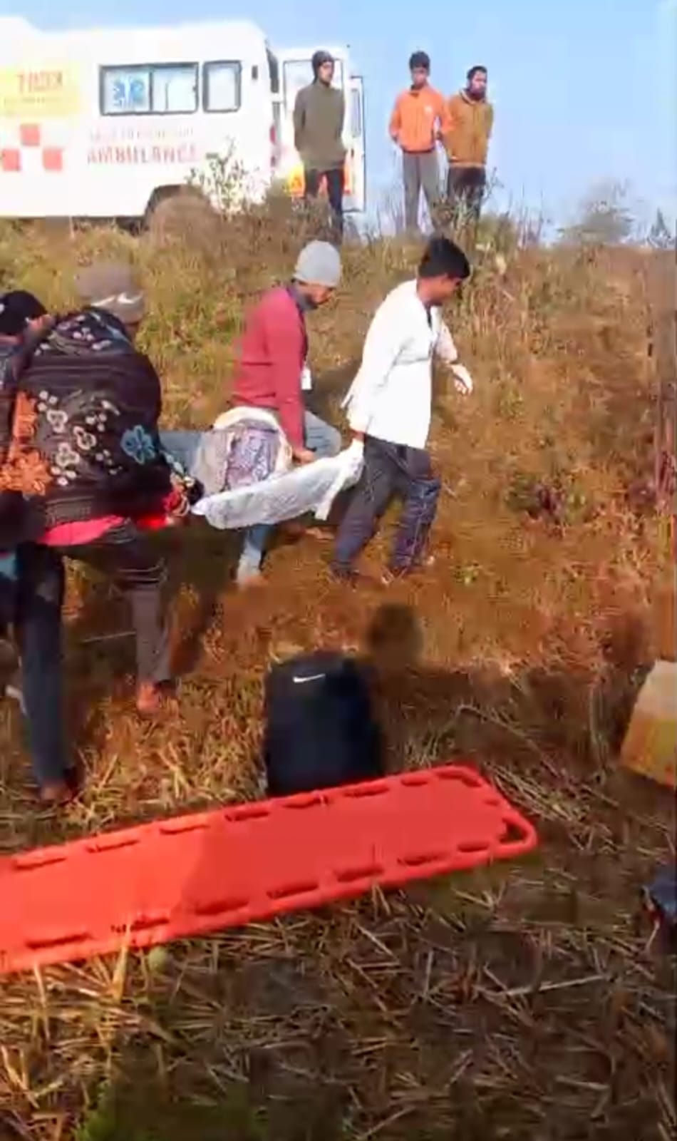 कार अनियंत्रित होकर खेत में पलटी,तीन महिला एक पुरुष घायल.. मेडिकल कॉलेज अंबिकापुर में उपचार जारी