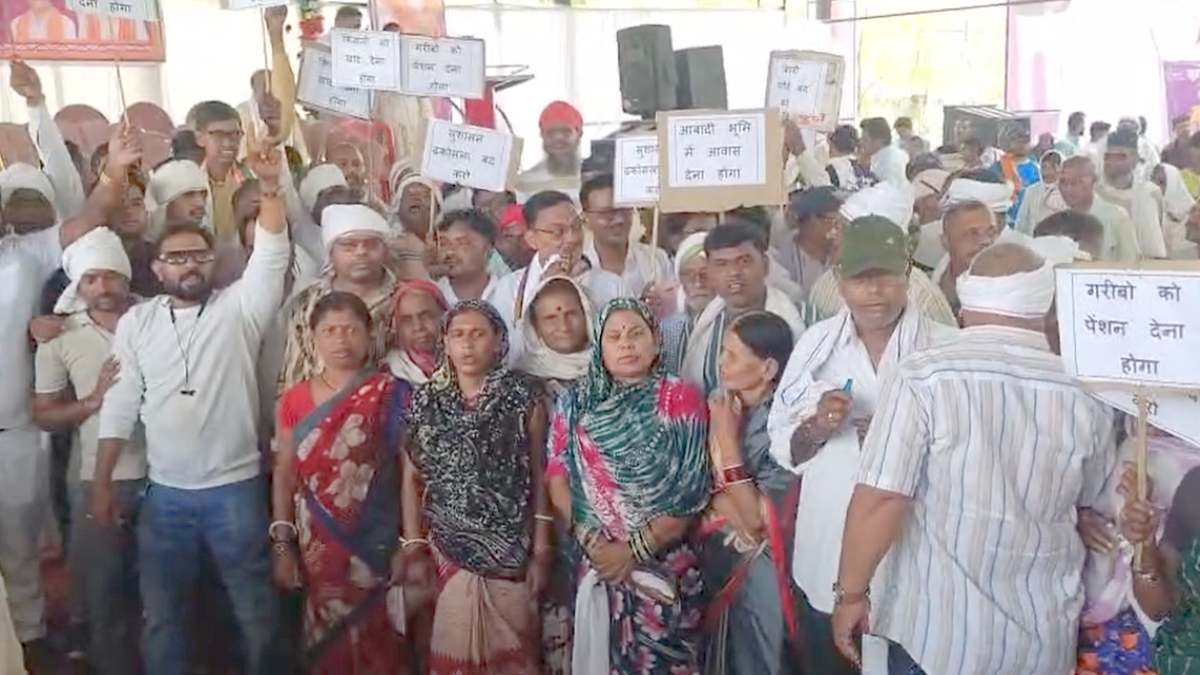 सुशासन तिहार में कांग्रेस का विरोध प्रदर्शन: खाली मटकी लेकर पहुंचीं महिलाएं, पानी-बिजली और पेंशन की समस्याओं पर जताया आक्रोश