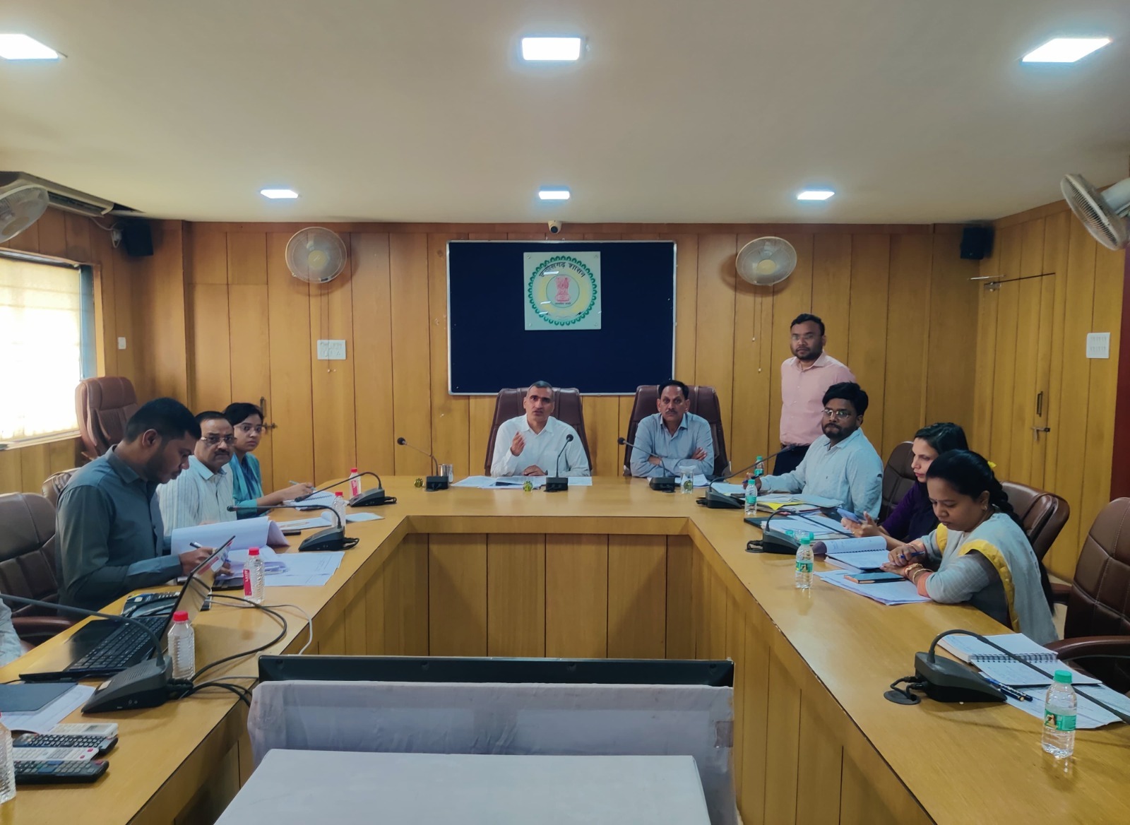 कर्तव्य  निर्वहन गंभीरतापूर्वक करें, विभागीय लक्ष्य की पूर्ति में प्राथमिकता दें :  कलेक्टर रणबीर शर्मा