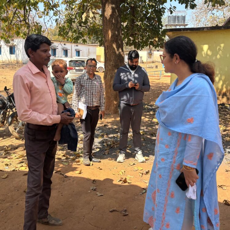 कलेक्टर का ग्राउंड विजिट, गांव में पहुंचकर समस्याओं पर लिया फीडबैक