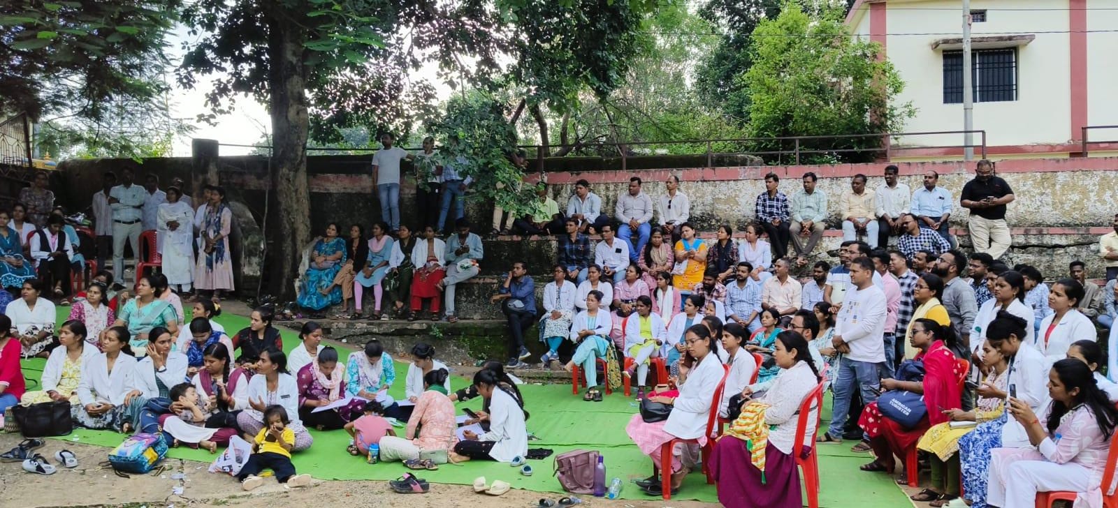 एनएचएम कर्मचारियों की अनिश्चितकालीन हड़ताल चौथे दिन भी जारी, स्वास्थ्य सेवाएं ठप