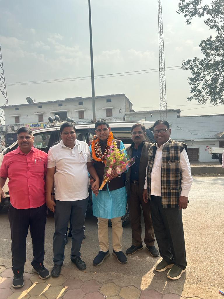 शशिकांत के नेतृत्व में ताम्रकार परिवार ने राजश्व मंत्री  टंक राम वर्मा का प्रवास के दौरान लवन में  गुलदस्ता भेंटकर स्वागत किये