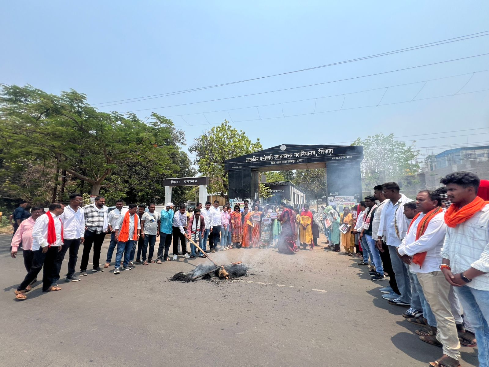 नारी शक्ति वन्दन अधिनियम का विरोध करने पर युवा मोर्चा ने किया पुतला दहन