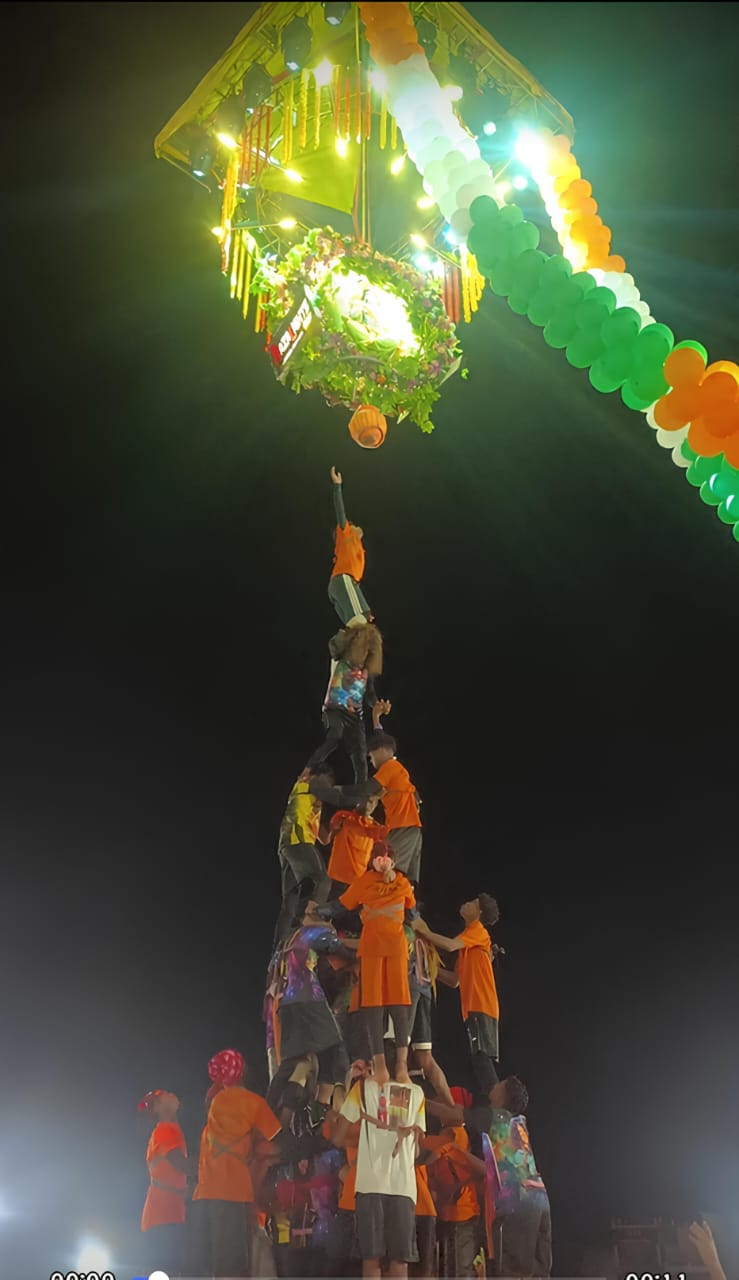 ऊंचाई पर लटकी हांडी फुटी, मैदान गूंजा तालियों से