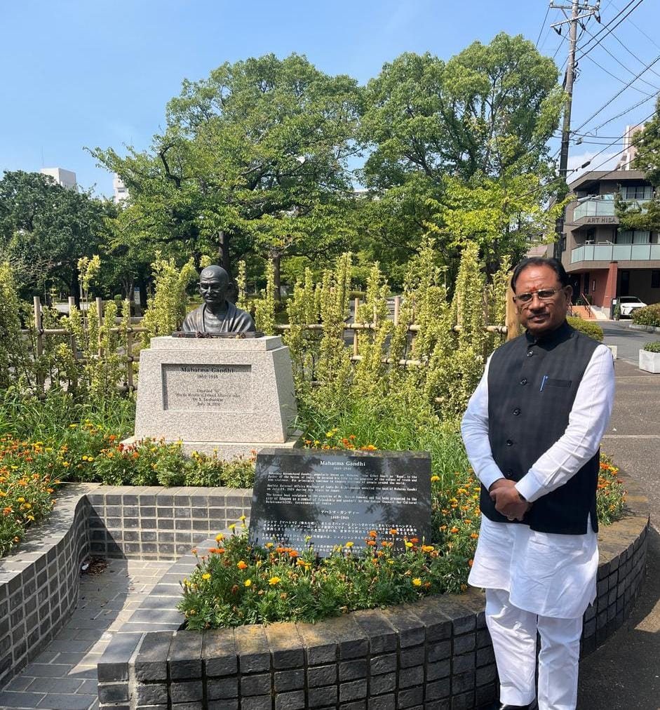 मुख्यमंत्री विष्णुदेव साय ने टोक्यो के लिटिल इंडिया पहुँचकर महात्मा गांधी को किया नमन