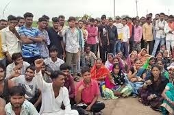 वेतन वृद्धि को लेकर बजरंग केमिकल डिस्टिलरी कंपनी के खिलाफ कर्मचारियों ने खोला मोर्चा