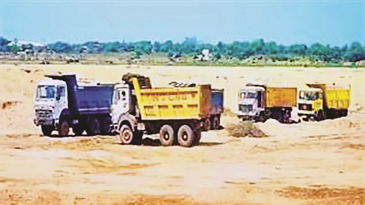 खनिज विभाग की बड़ी कार्रवाई, बिना रायल्टी पर्ची रेत, गिट्टी व फर्शी ले जाते 15 वाहन जब्त