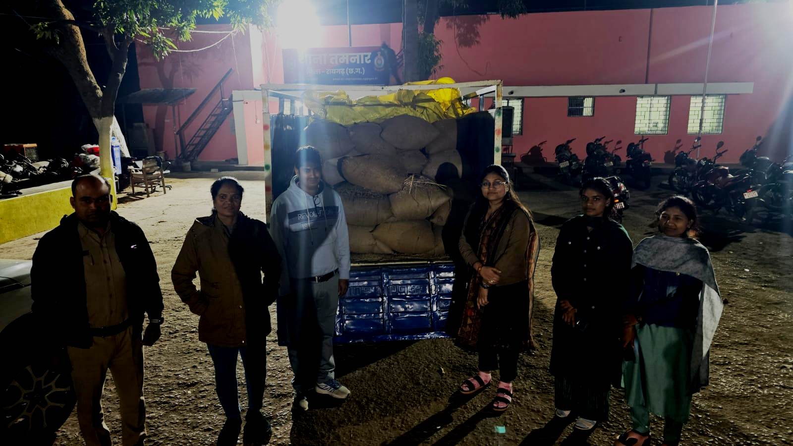  ओडिशा बॉर्डर से अवैध धान तस्करी पर प्रशासन–पुलिस की संयुक्त सख्ती, तमनार पुलिस ने कार्रवाई में 40 बोरी अवैध धान की जब्त