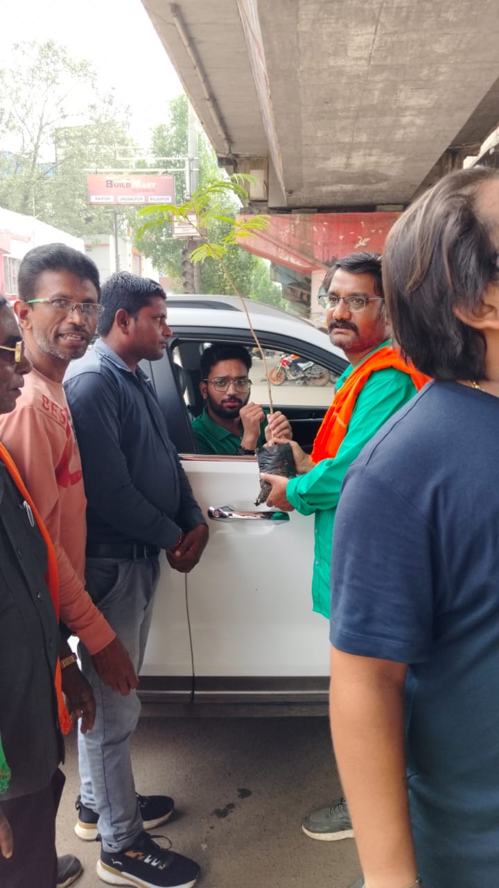 अजा मोर्चा ने एक पेड़ माँ के नाम कार्यक्रम आयोजित कर पौधा बाटे