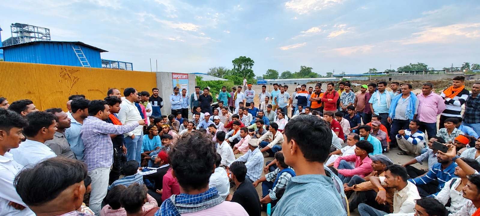 महासमुंद में पीकाडली शराब कंपनी के खिलाफ मजदूरों का हल्ला बोल! भेदभाव और स्थानीय रोजगार नहीं देने का आरोप, गेट पर धरना