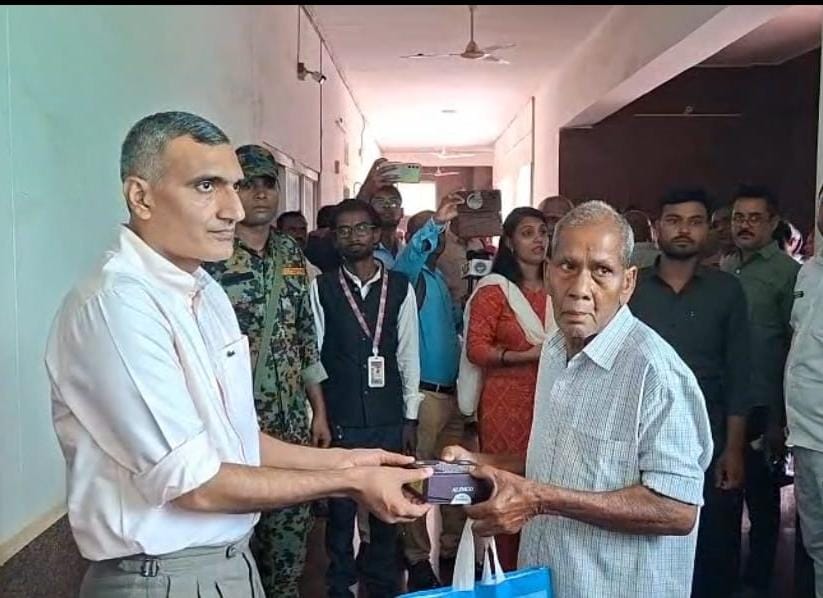 कलेक्टर रणबीर शर्मा ने जनदर्शन में सौंपा श्रवण यंत्र – शासन की योजनाओं से बदल रही ग्रामीणों की जिंदगी