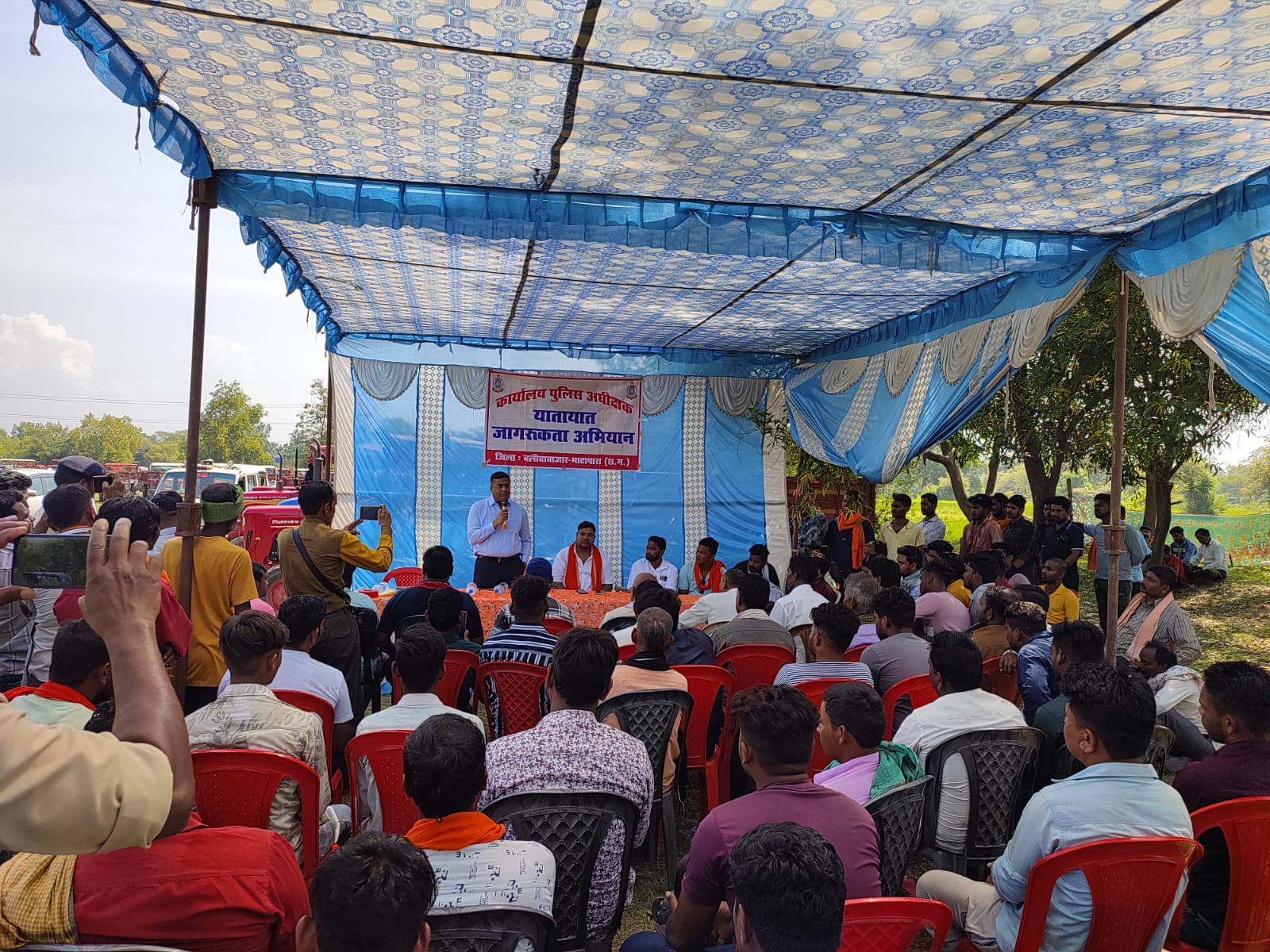 पुलिस अधीक्षक विजय अग्रवाल का सार्थक पहल,ट्रैक्टर चालकों को यातायात नियमों के बारे में किये जागरूक