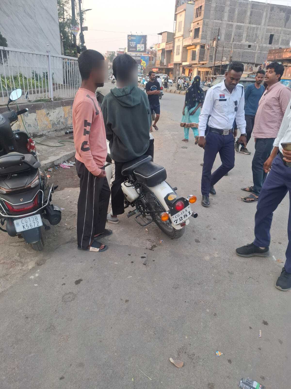 होली के मद्देनजर रायगढ़ पुलिस की सख्त कार्रवाई — 40 नाबालिग वाहन चालक पकड़े गए