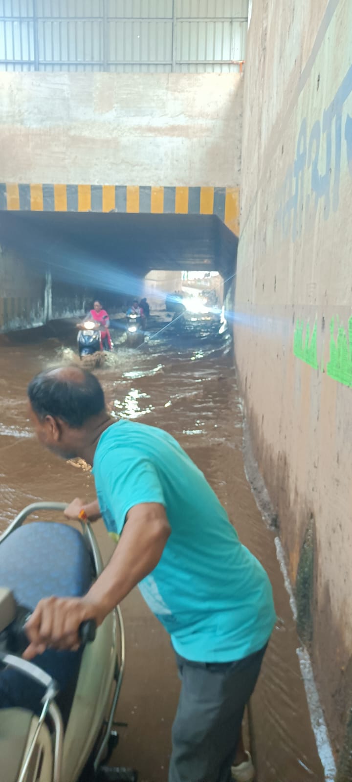 ममता नगर मोतीपुर अंडर विच के अन्दर बिन बरसात लबालब पानी जमा हुआ है 