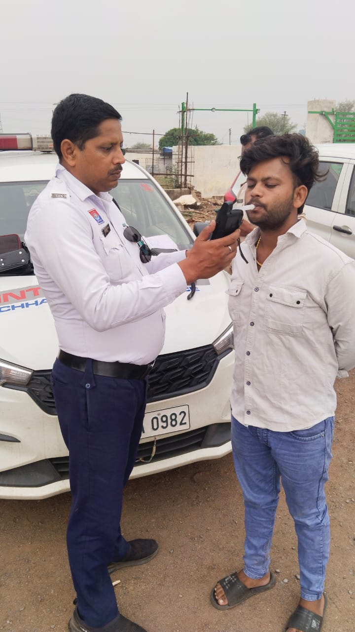  यातायात नियमों का उल्लंघन करने वाले वाहन चालको पर बेमेतरा पुलिस की सख्त कार्यवाही