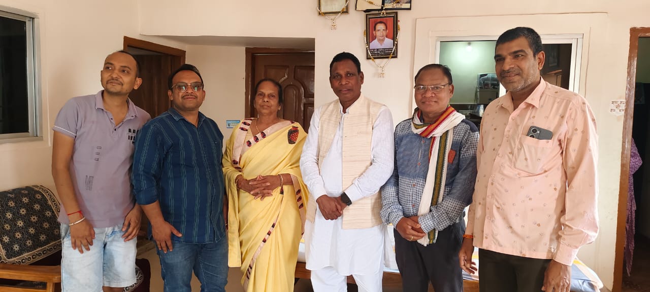 विधायक जनक ध्रुव पहुंचे छुरा नगर,पिड़ित परिवार के घर पहुंच की मुलाकात