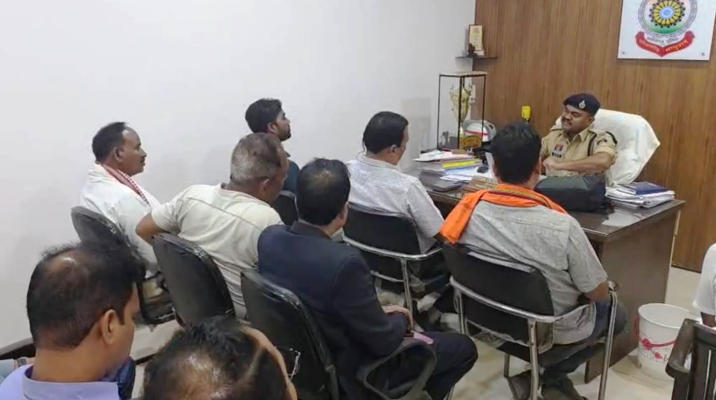 रायगढ़ में ट्रैफिक सुधार की पहल: मैरिज गार्डन संचालकों के साथ पुलिस की अहम बैठक