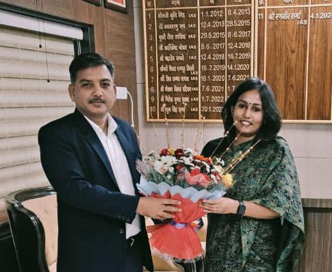 एसएसपी बेमेतरा रामकृष्ण साहू (IPS) ने जिले की नवपदस्थ कलेक्टर प्रतिष्ठा ममगाईं से सौजन्य भेंट कर किया स्वागत