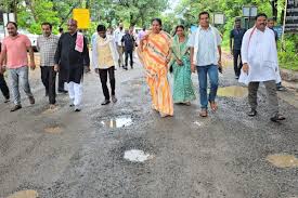 NH-30 की जर्जर सड़कों पर उतरे कांग्रेसी विधायक,पूर्व मंत्री ने सरकार को घेरा..कहा- मरम्मत नहीं हुई तो खुद करेंगे सड़क दुरुस्ती