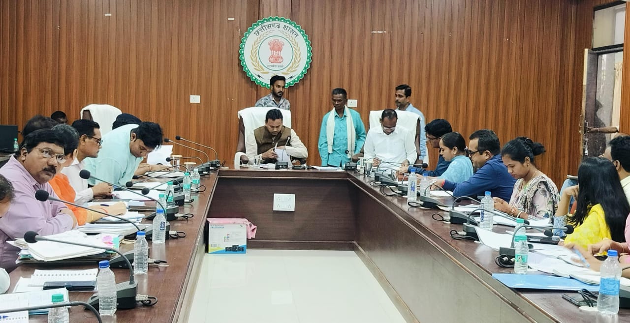 कलेक्टर ने सुनी जनदर्शन में आमलोगो की समस्याएं ,नियमानुसार निराकरण  करने के दिए निर्देश