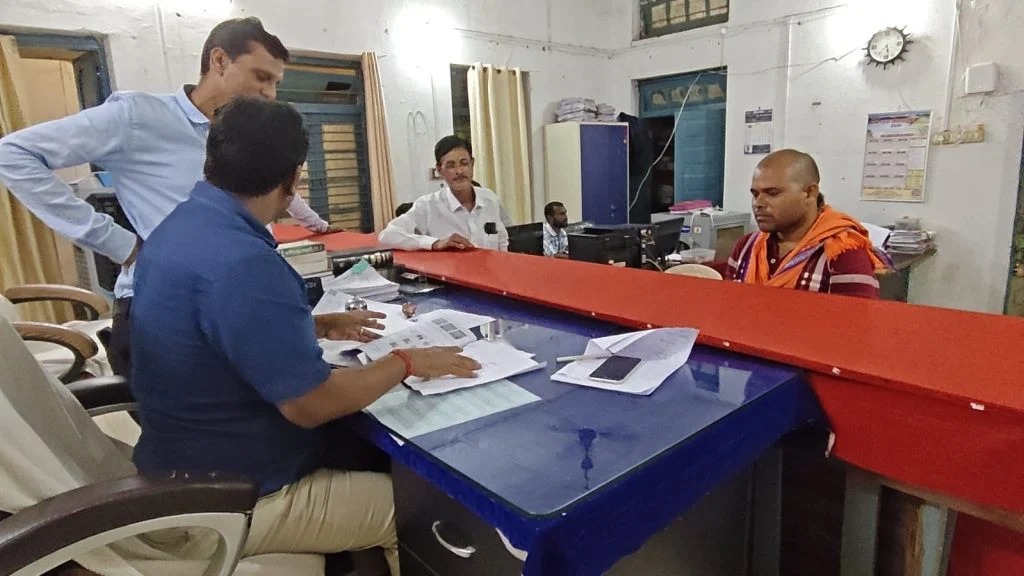 सरकारी जमीन की फर्जी रजिस्ट्री का बड़ा खेल! कोटवार निलंबित, पटवारी भी जांच के घेरे में; 100 से ज्यादा रजिस्ट्रियों की पड़ताल शुरू