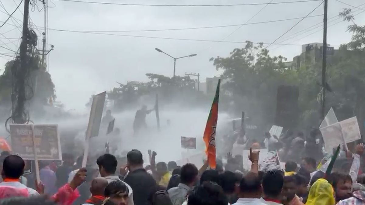 रायपुर में NEET पेपर लीक पर बवाल! BJP-कांग्रेस कार्यकर्ताओं में झूमाझटकी, पुलिस ने आंसू गैस और वाटर कैनन से संभाला मोर्चा