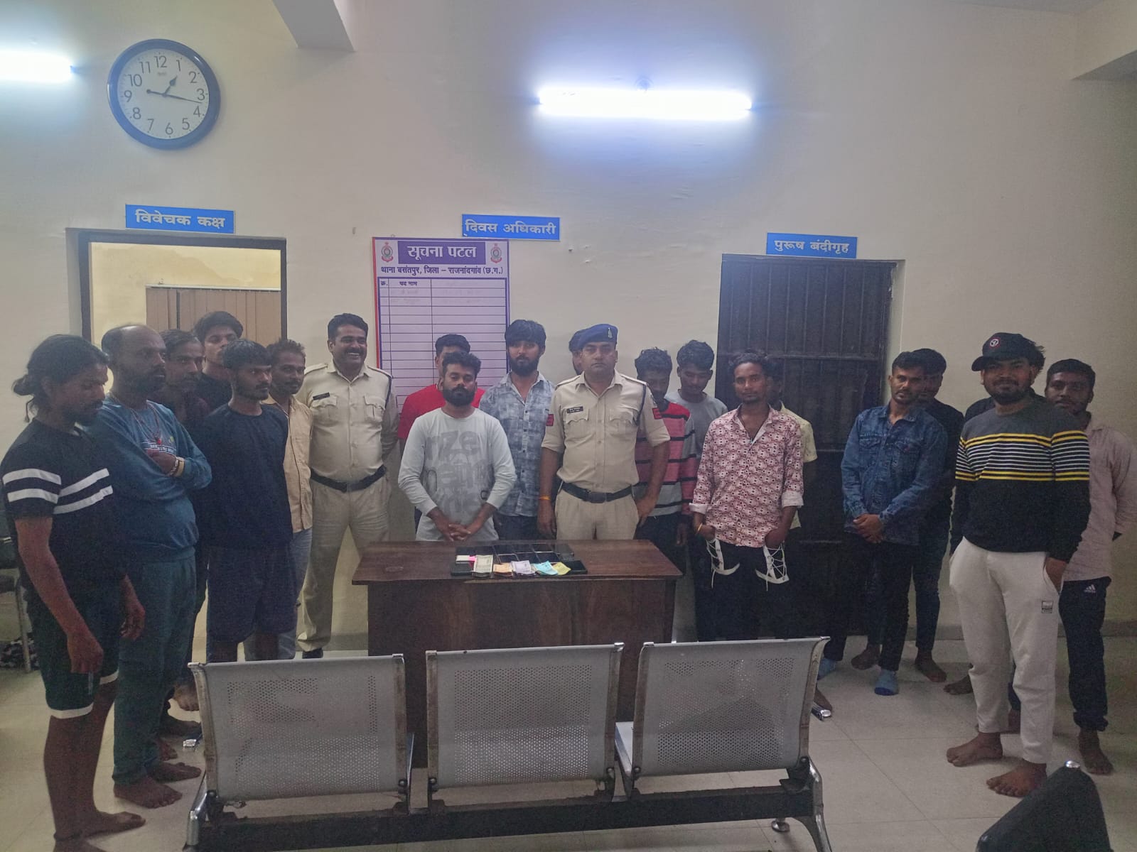  बसंतपुर पुलिस द्वारा 52 पत्ती ताश से जुआ खेल रहे जुआरियो को किया गिरफ्तार 