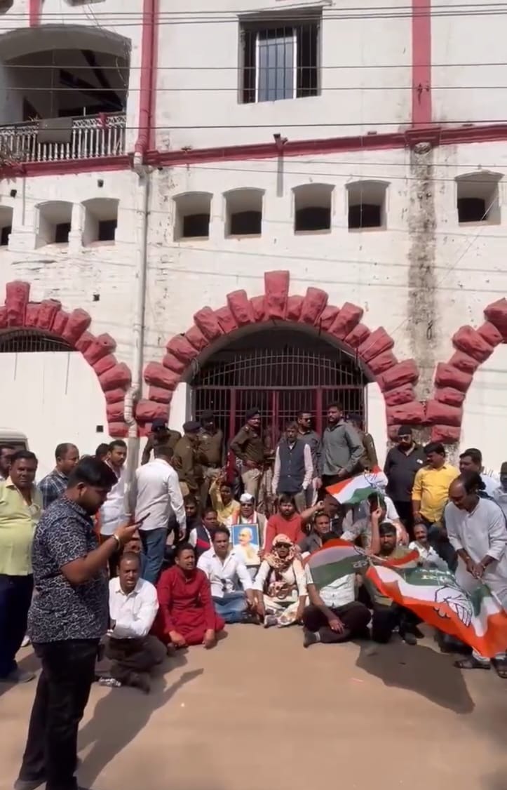 राष्ट्रपिता महात्मा गांधी की पुण्यतिथि पहली बार शराब  दुकाने खुली, कांग्रेस ने किया विरोध और आबकारी कार्यालय का किया घेराव