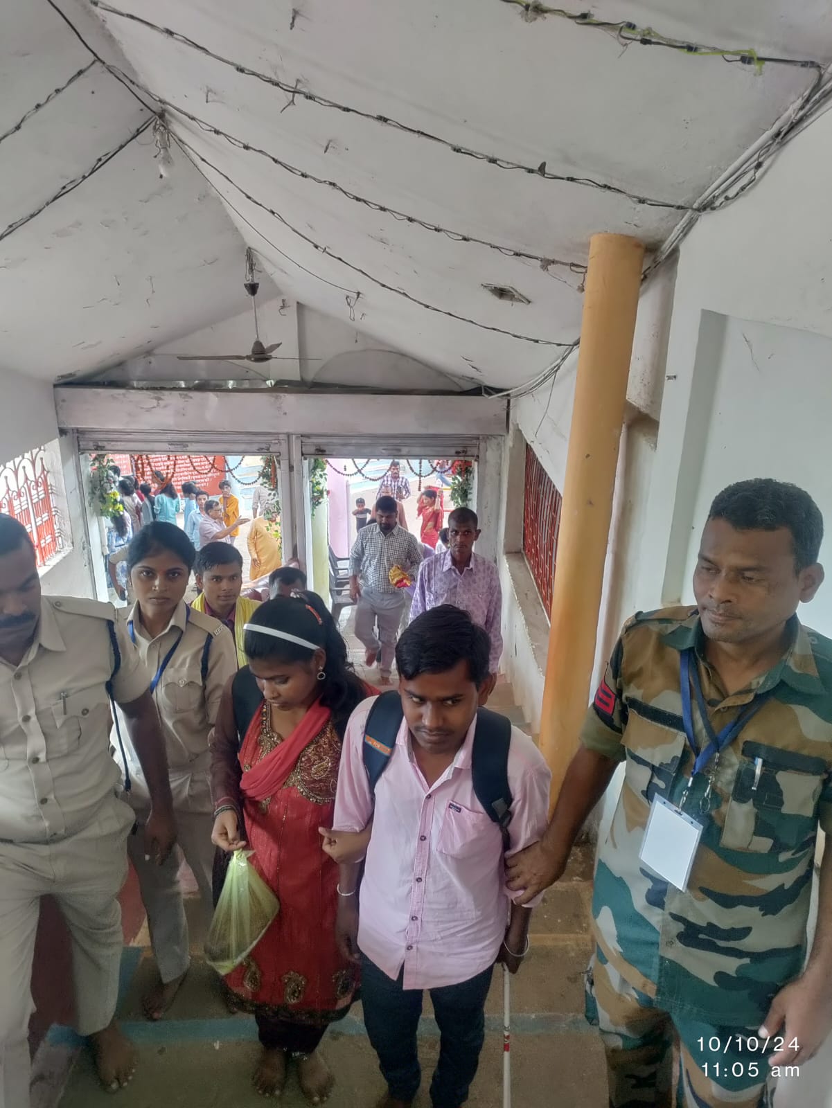 माँ बम्लेश्वरी देवी से आर्शीवाद प्राप्त करने आये दो नेत्रहीन छात्र/छात्रा का पुलिस द्वारा किया गया सहयोग