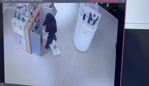  रायपुर में बड़ी चोरी, रिलायंस डिजिटल से चोरों ने उड़ाए 20 लाख के 17 iPhone और Apple Watch