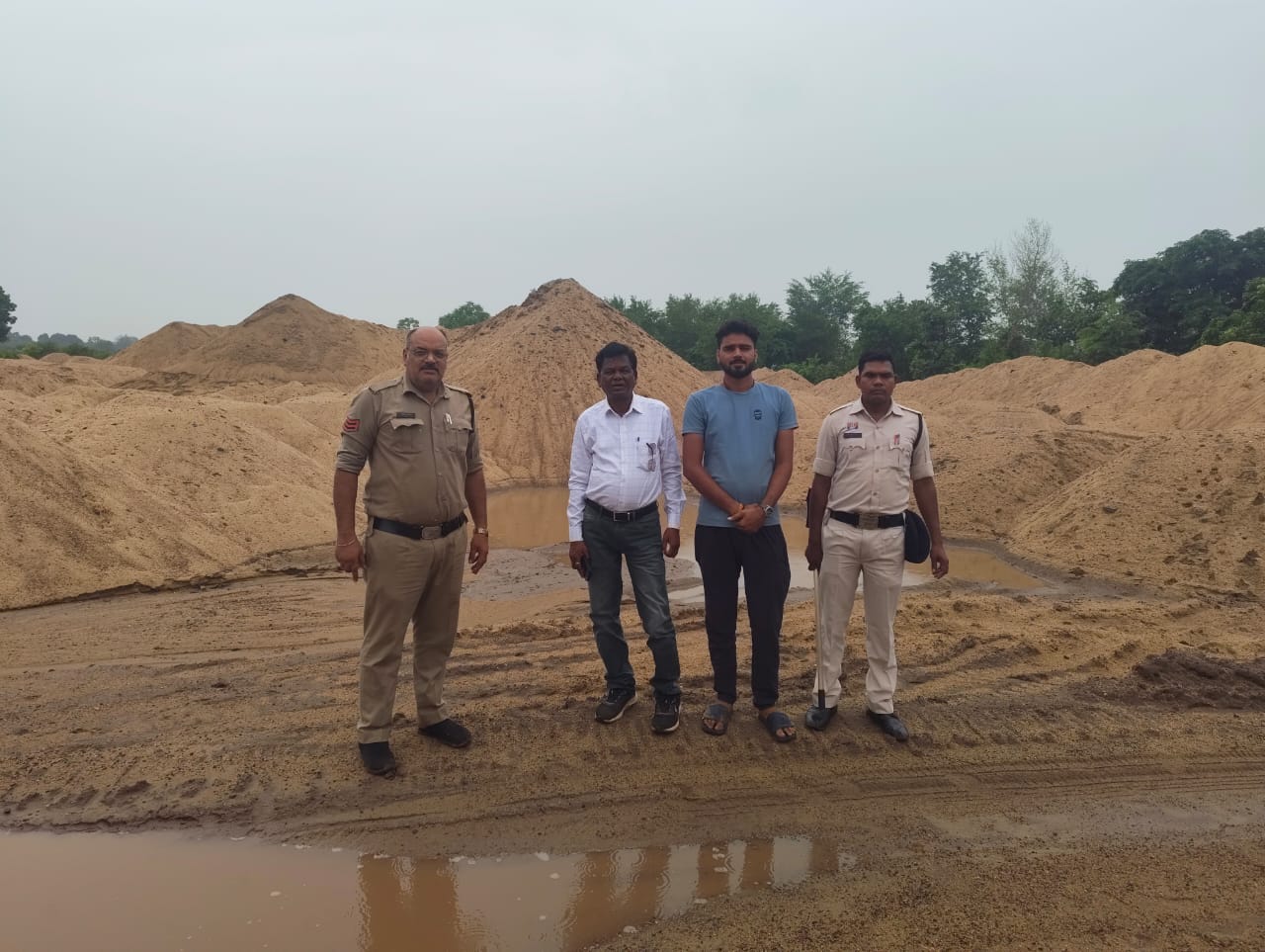 अवैध रेत उत्खनन पर पुलिस की बड़ी कार्रवाई: 87 वाहनों को किया गया जब्‍त