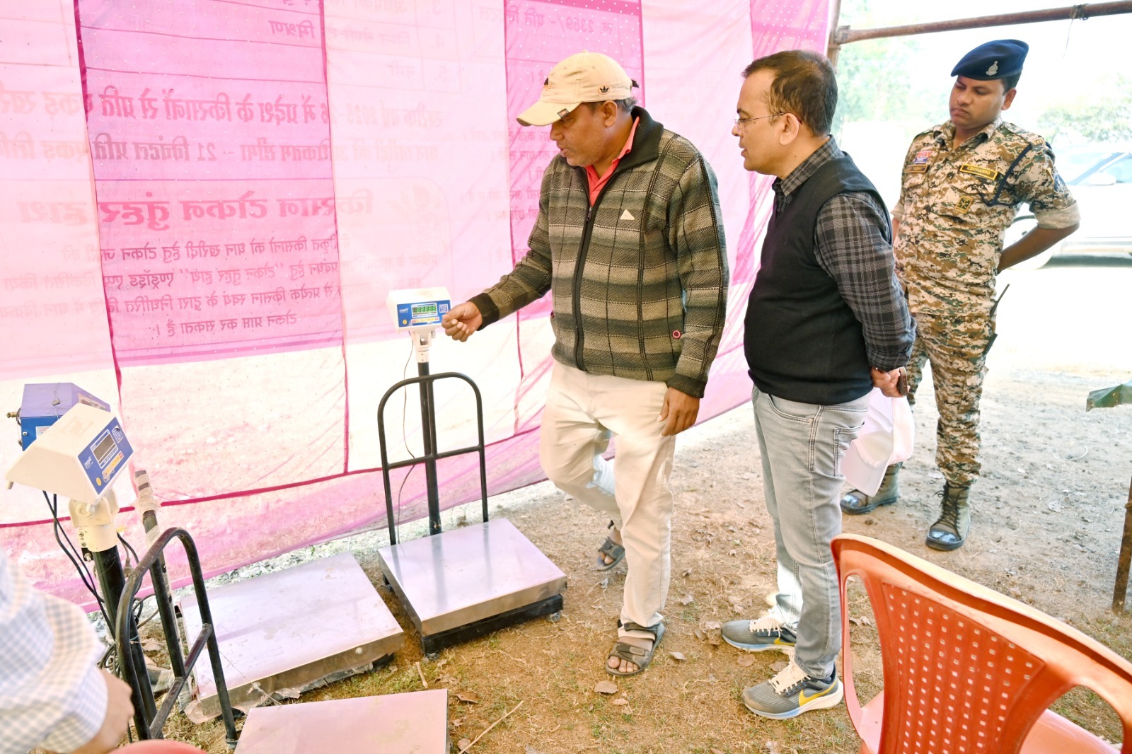 कलेक्टर ने किया धान खरीदी केंद्र सोंठी एवं झर्रा का औचक निरीक्षण