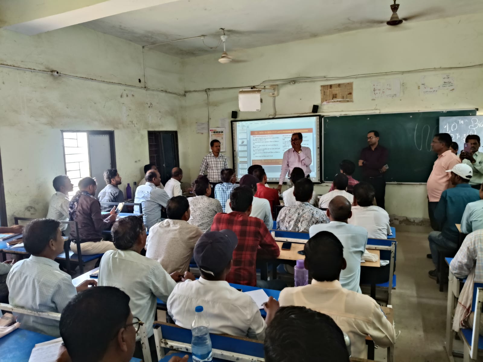 जनगणना प्रशिक्षण से अनुपस्थित 10 कर्मचारियों को थमाया नोटिस