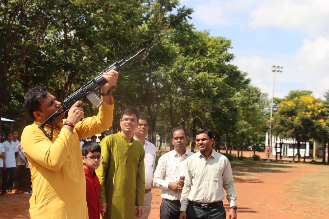 आईजी राजनांदगांव रेंज दीपक कुमार झा एवं एसपी मोहित गर्ग द्वारा विजयादशमी पर्व पर किया गया विधी विधान से शस्त्रों की पूजा 