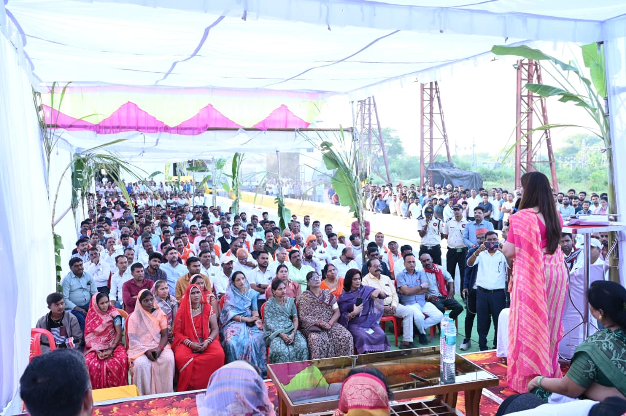 विधायक भावना बोहरा ने केन केरियर की पूजा कर पंडरिया में शेयर प्रमाण पत्र वितरण एवं गन्ना खरीदी व पेराई सत्र का किया शुभारंभ