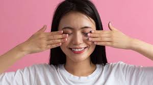 स्क्रीन टाइम से आंखों के तनाव को दूर करने के ये है आसान उपाय 