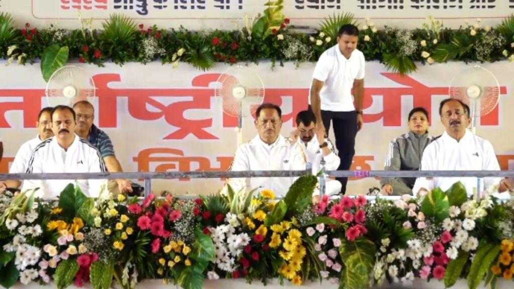 International Yoga Day 2026: अंबिकापुर में CM विष्णुदेव साय ने हजारों लोगों के साथ किया योग, दिया स्वस्थ जीवन का संदेश