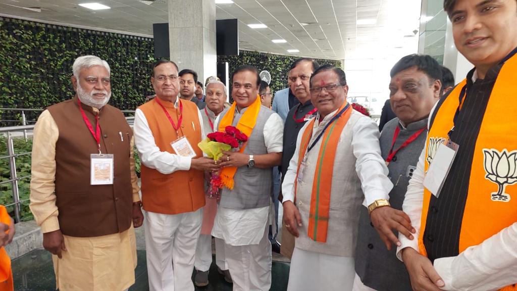  मुख्यमंत्री डॉ. हिमंत विश्व शर्मा पुष्प गुच्छ भेंट कर स्वागत किए पूर्व विधानसभा अध्यक्ष  गौरीशंकर अग्रवाल 