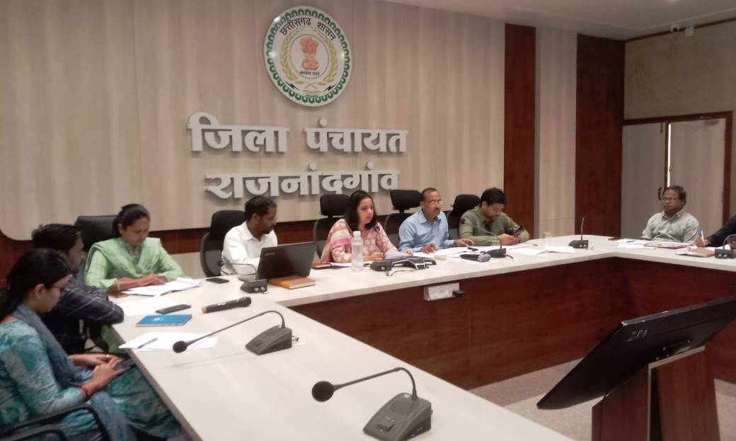 सीईओ जिला पंचायत ने की महत्वपूर्ण योजनाओं एवं कार्यक्रमों के प्रगति की समीक्षा