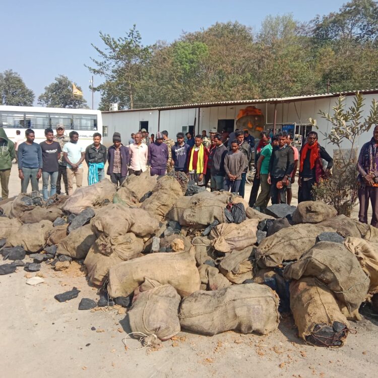 कोयला चोर गैंग के 21 आरोपियों को पुलिस ने दबोचा 32 वाहन सहित 1.5 टन कोयला जप्त 