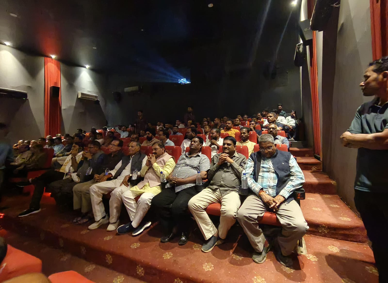 सांसद संतोष पांडे ने भाजपा नेताओं के साथ देखा द साबरमती रिपोर्ट