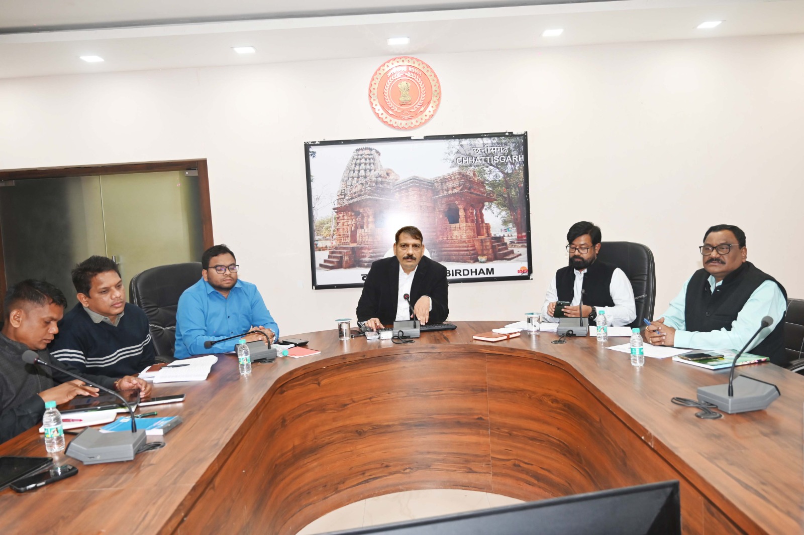 कलेक्टर गोपाल वर्मा ने अपार आईडी और आयुष्मान कार्ड निर्माण का लक्ष्य जल्द पूर्ण करने के दिए निर्देश