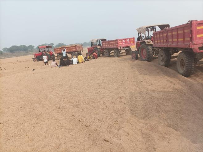 तिल्दा गॉव में रेत का अवैध खनन एवं परिवहन फिर जारी, रेत तस्कर हरकतों से बाज नहीं आ रहा है, राजश्व की हानि