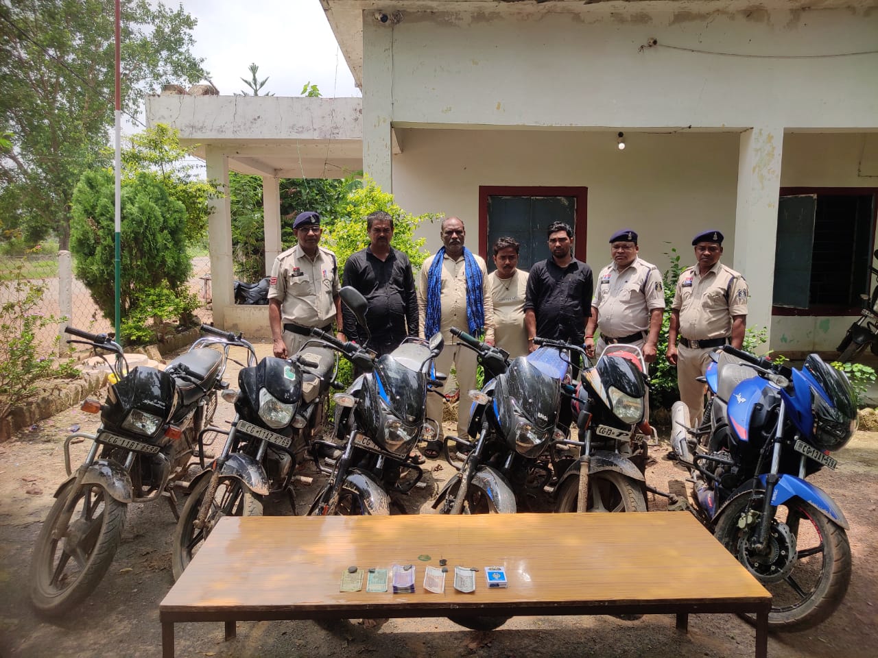 रेड पड़ते ही मची भगदड़! बाइक छोड़कर भागे जुआरी, सक्ती पुलिस ने 7 आरोपियों को दबोचा; ₹35 हजार कैश और 6 बाइक जब्त