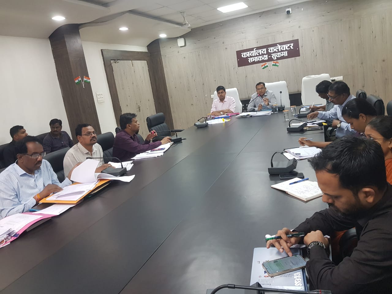 जिला स्तरीय विभिन्न समितियों की बैठक संपन्न : कलेक्टर ध्रुव के निर्देश, सड़क सुरक्षा और नशा मुक्ति की दिशा में करें कार्य