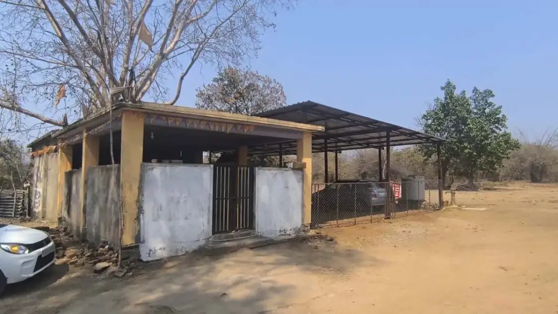 रिजर्व फारेस्ट की भूमि पर अतिक्रमण,कब्जाधारियों ने भगवान के मंदिर को भी नहीं बख्शा