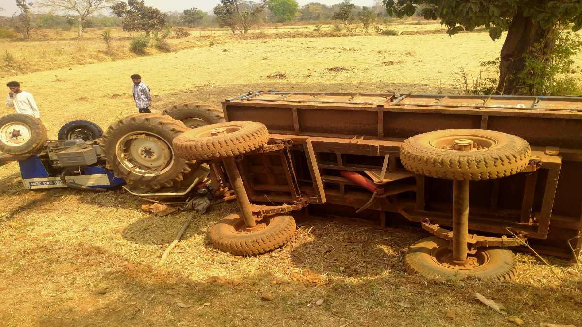 दर्दनाक सड़क हादसा : तेज रफ्तार ट्रैक्टर अनियंत्रित होकर खेत में पलटा,चालक की मौत, 5 की हालत गंभीर