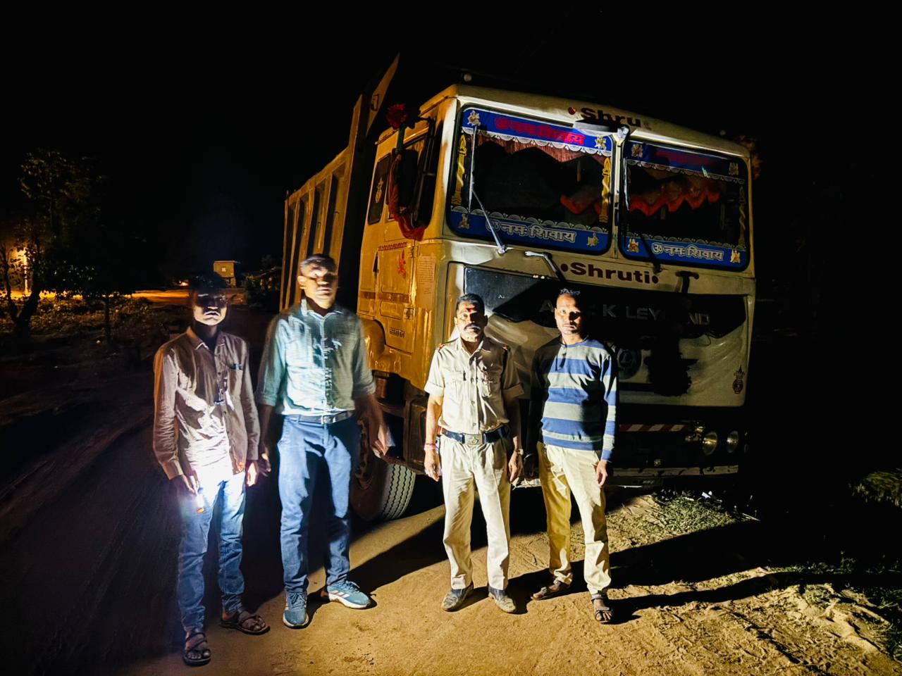 अवैध रेत उत्खनन पर बड़ा प्रहार: रात 1 बजे खनिज विभाग की ताबड़तोड़ कार्रवाई, मशीन सहित 4 ट्रैक्टर जब्त