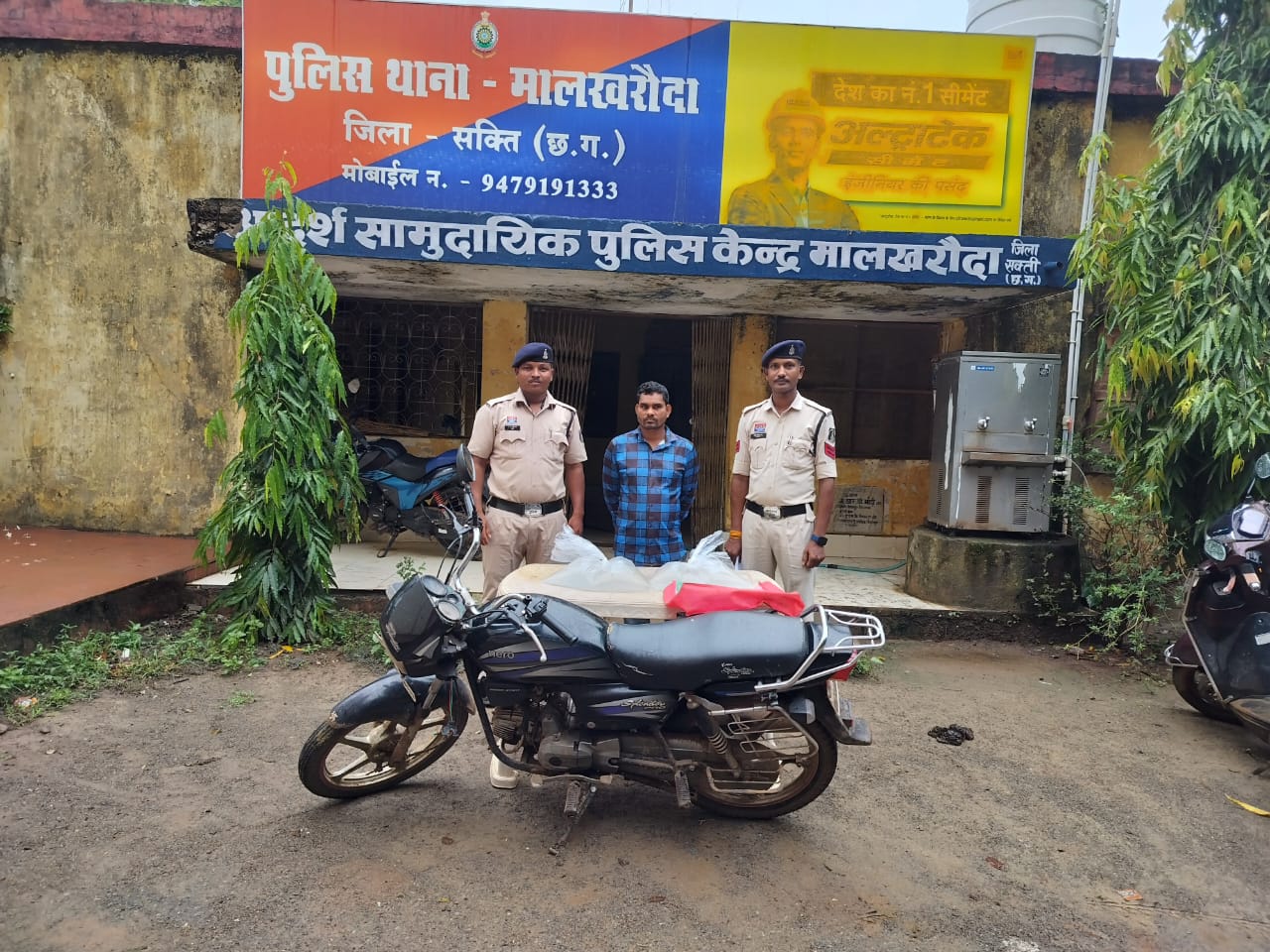  10 लीटर कच्ची महुआ शराब के साथ आरोपी गिरफ्तार 